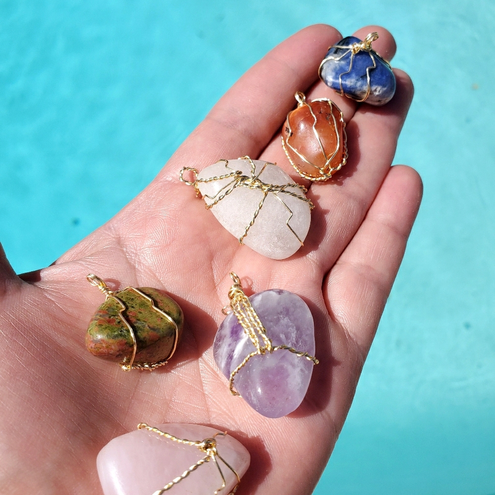 Wire wrap semiprecious stones pendent, different sizes come with a cord.